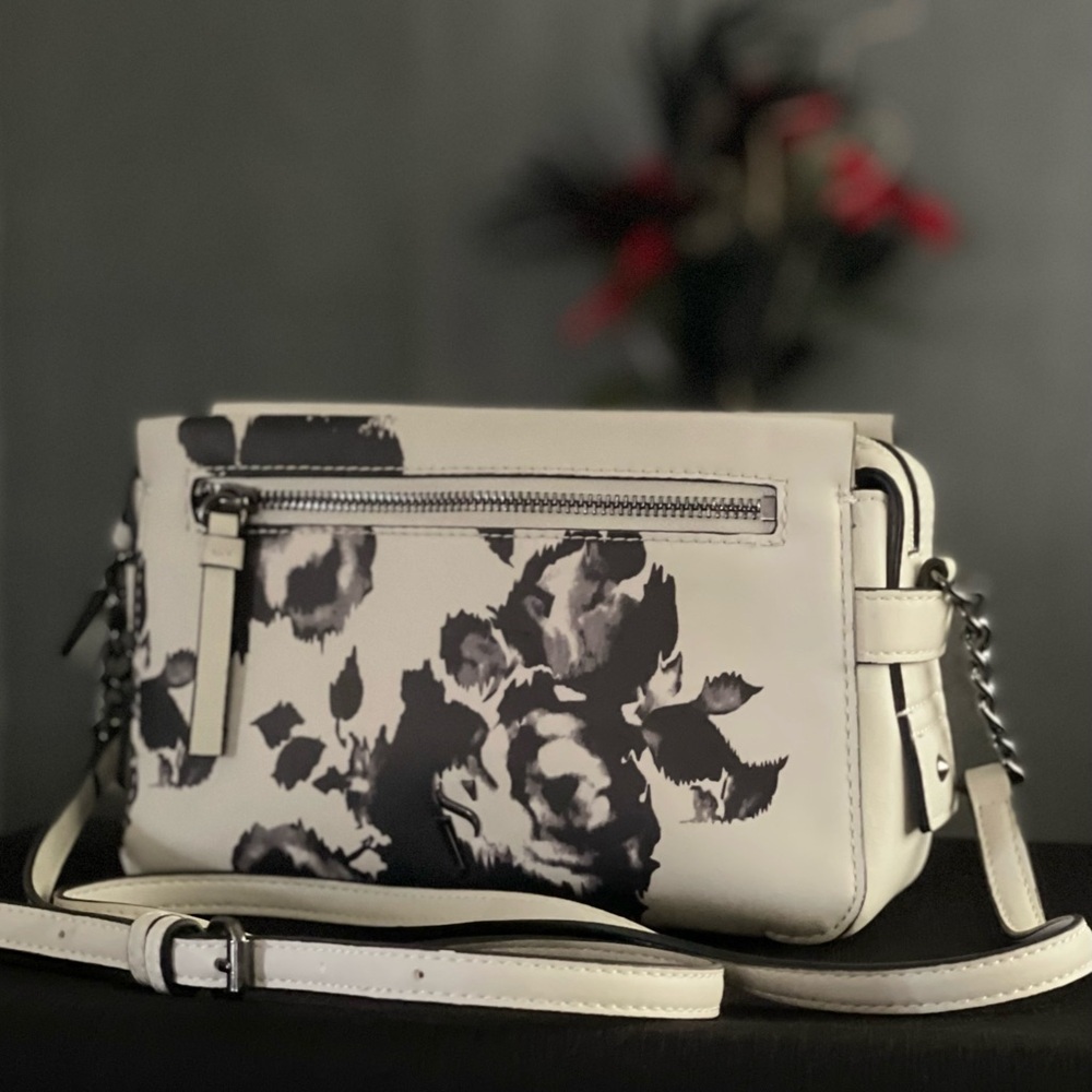 Simply Vera Wang Sintra Crossbody Bag Purse Black Gray Cream Silver Pockets EUC - Picture 4 of 15